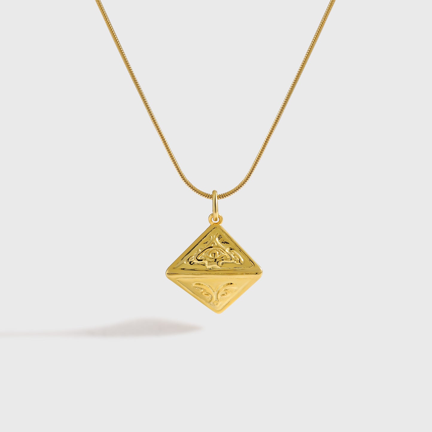 Pyramid Dräieckeg Necklace