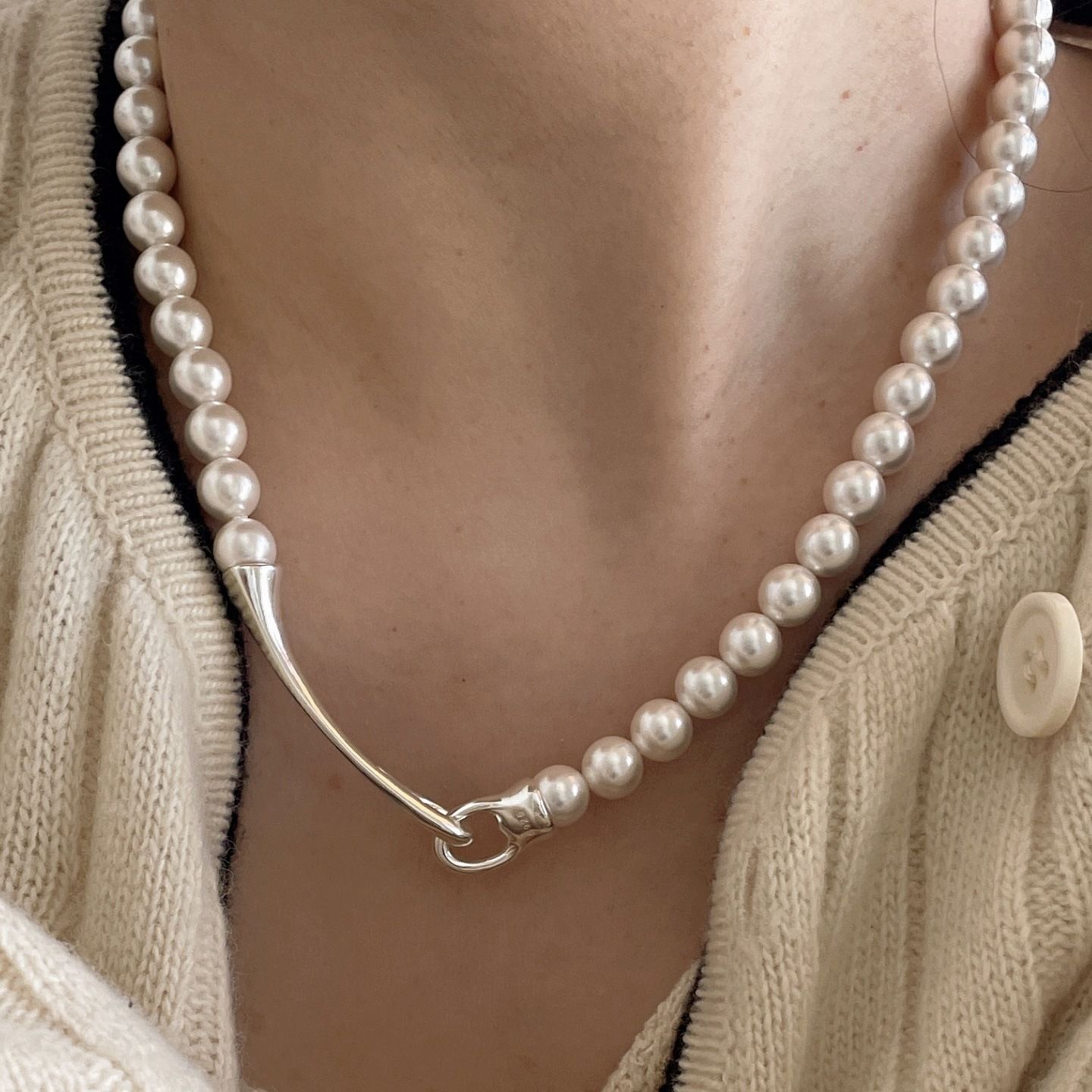 Courbe Élégante Shell Pearls Silver Necklace