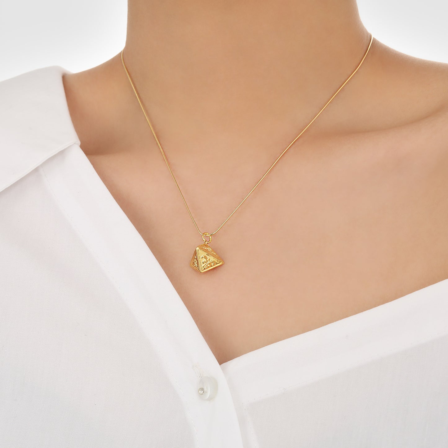 Pyramid Dräieckeg Necklace